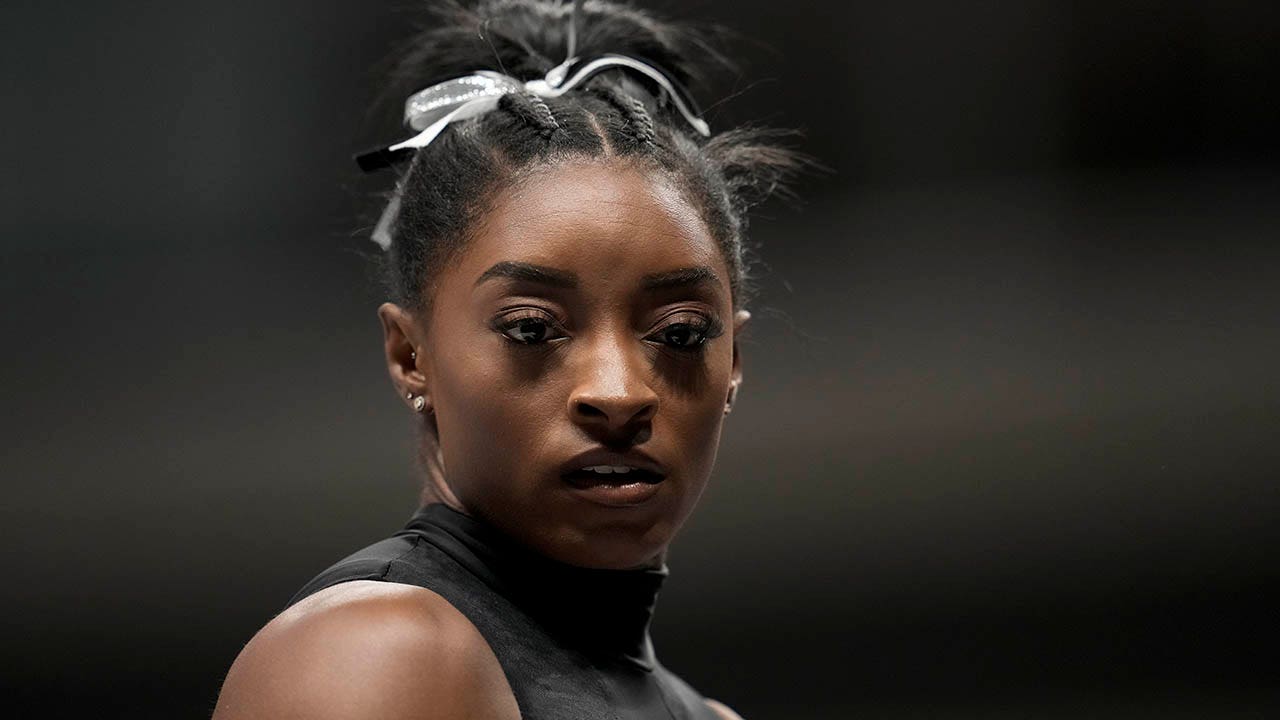 simone-biles-pilates-challenges