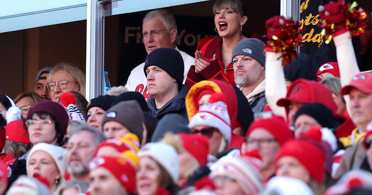 taylor-swift-chiefs-fans-souvenirs