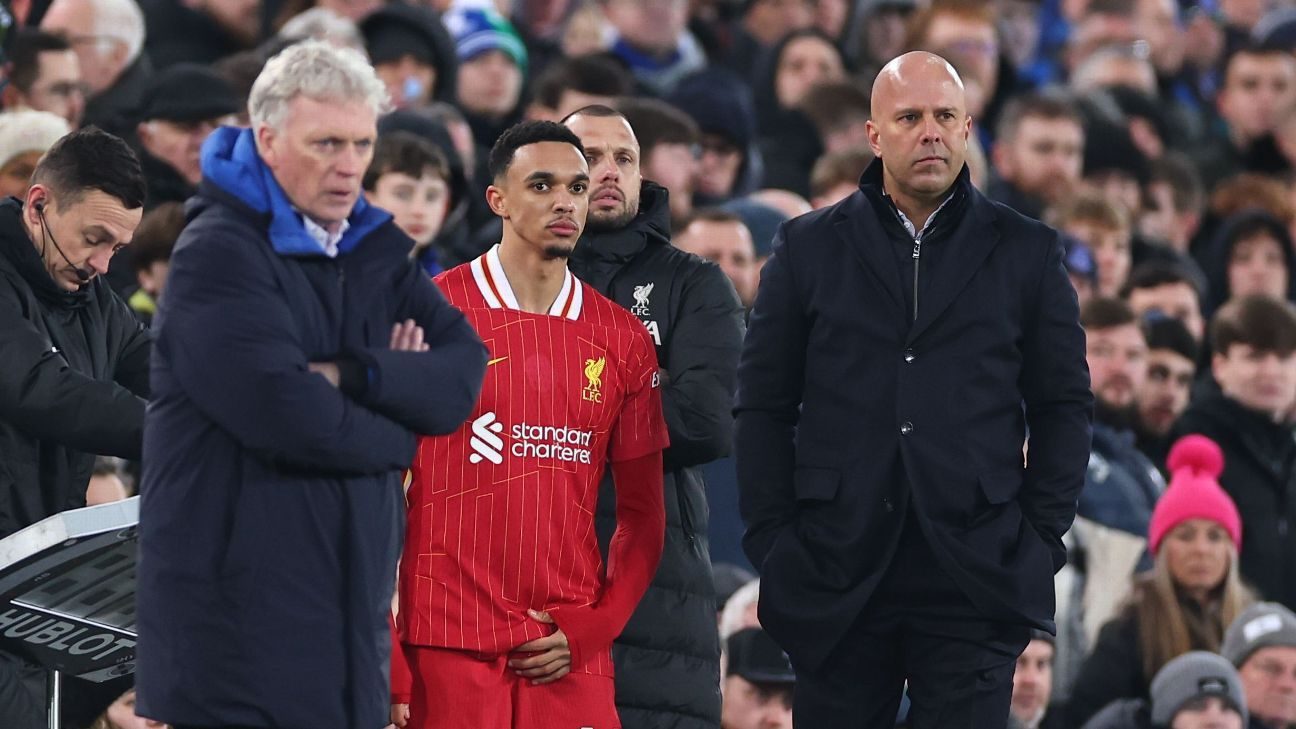 everton-liverpool-moyes-slot-red-card