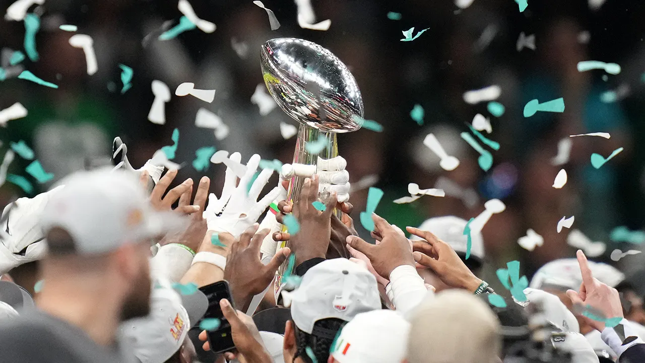 super-bowl-eagles-lombardi-trophy
