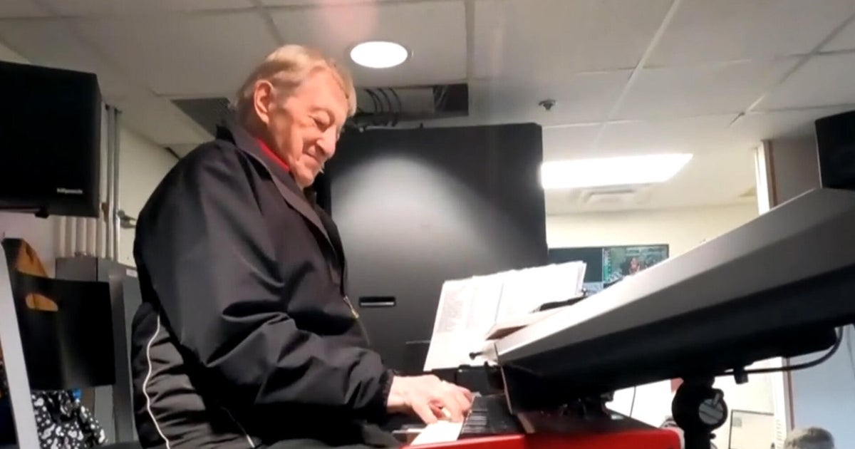 fred-costello-sports-organist